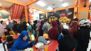 Grand Opening D’Inspira Chicken dikerumuni emak-emak, rela ngantri untuk dapatkan harga murah