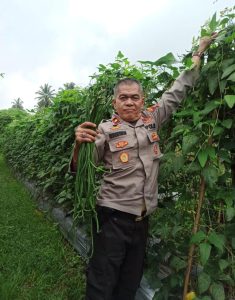 Petani Berjabatan Perwira Polisi Mengabdi Untuk Negeri Tanpa Henti   