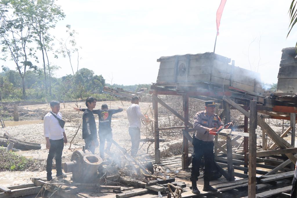 Personil Gabungan Polres Kuansing Musnahkan Langsung 18 Unit Rakit PETI Yang Meresahkan Warga