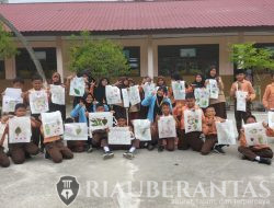 MELATIH KEKREATIFAN SISWA/I SDN 015 BENGKALIS, KUKERTA DESA PANGKALAN BATANG MENGADAKAN PEMBUATAN ECOPRINTING MEDIA TOTEBAG.