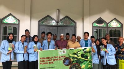 Manfaatkan Daun Lamtoro Jadi Pupuk NPK : Mahasiswa KKN UNRI 2023 Sosialisasikan Ke Masyarakat