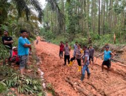 Kapolsek Pinggir Ikut Goro Perbaiki Jalan Sembari Siarkan Pemilu Damai