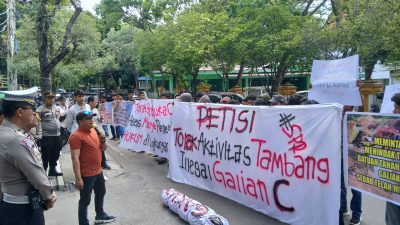 Diduga Main Mata dengan Penambang Liar Galian C, DLHK Riau di Demo.