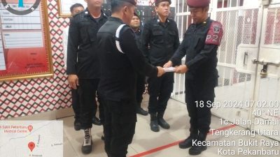 Terapkan SOP, Petugas Pintu Utama Lapas Pekanbaru Lakukan Apel Serah Terima