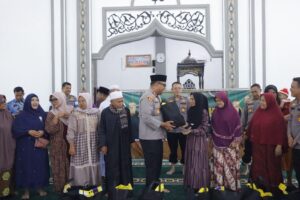 Gelar “Jum’at Curhat”Kapolres Kampar Serahkan Bantuan 