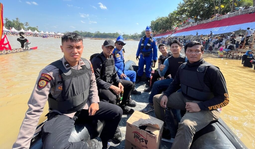 Tim RAGA Polres Kuantan Singingi Melaksanakan Patroli Mobile di Arena Pacu Jalur