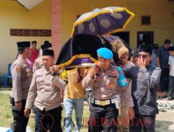 Kapolres Kuansing Mengantar Langsung Jenazah Orang Tua Bripda Rio Senti Aji ke Pemakaman