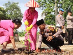 Ketua Cabang Bhayangkari Polres Kuansing Ny.Rima Ricky Ikut Serta Tanaman Pohon, Dukung Pelestarian lingkungan Hidup