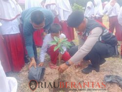 Green Policing Polres Siak Tanam Pohon di SDIT Muthamainnah, Tanamkan Kepedulian dan Cinta Lingkungan Sejak Dini