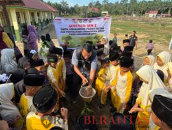 Polres Kuansing Laksanakan Edukasi Green Policing Usia Dini dan Penanaman Pohon di MI At-Tanwir Sentajo Raya