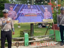 Polres Kuansing Pasang Spanduk Himbauan Operasi Zebra Lancang Kuning 2025
