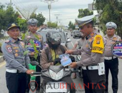 Kolaborasi Forum LLAJ Kab. Kuansing Memberikan Apresiasi Berupa Bibit Pohon Kepada Pengendara Tertib Lalulintas 