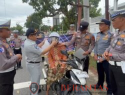 Satlantas Polres Kuantan Singingi Bersama Forum LLAJ Bagikan Helm Gratis dan Gencarkan Sosialisasi Keselamatan Berkendara pada Ops Zebra LK 2025
