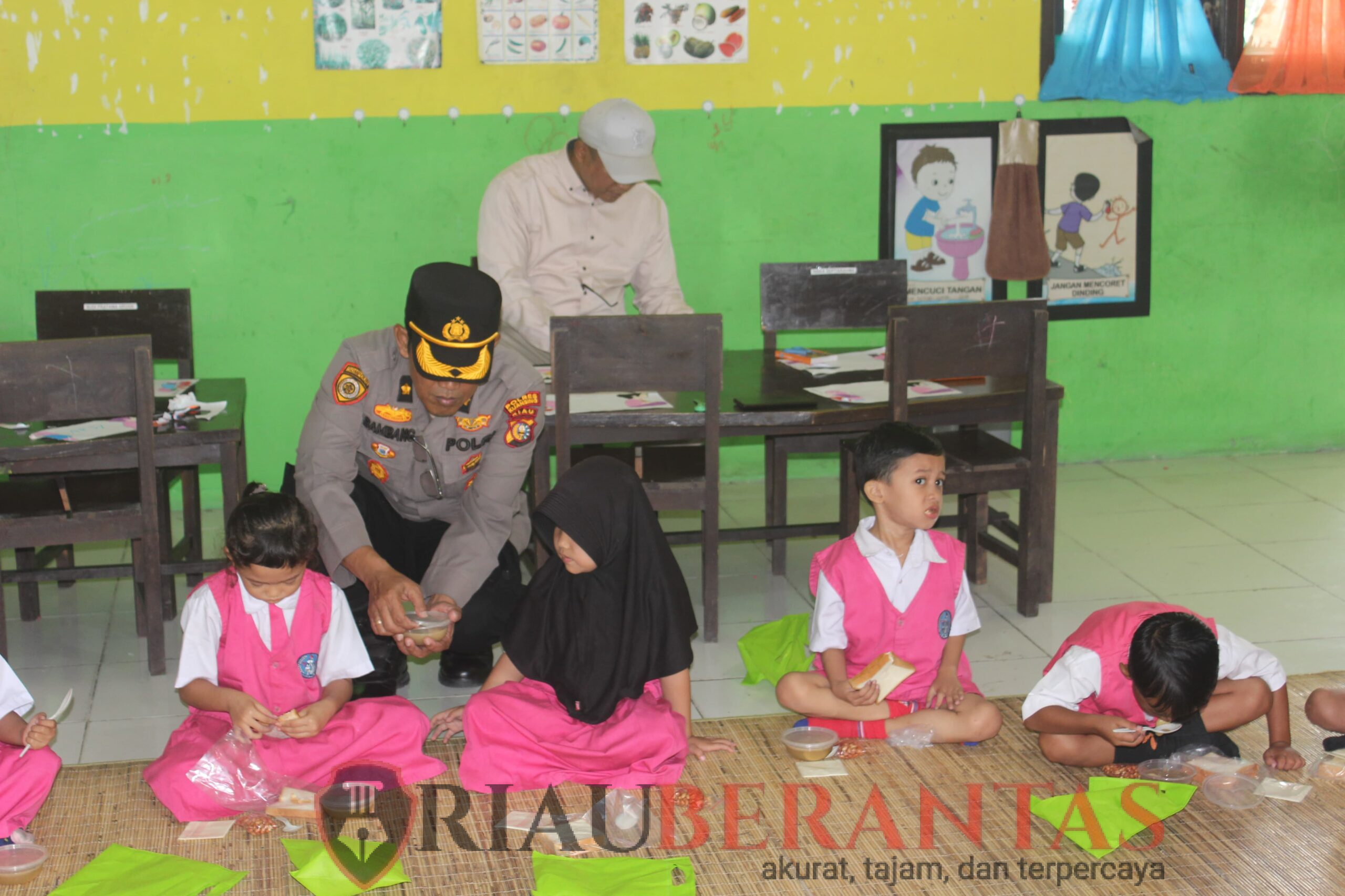 Kapolres Kuansing Salurkan Program Makan Bergizi di TK Tunas Harapan Desa Jake, Dukung Asta Cita Presiden RI