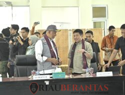 Gubernur Mahyeldi Dampingi Menko PMK Resmikan Hunian Sementara bagi Korban Bencana di Sumbar
