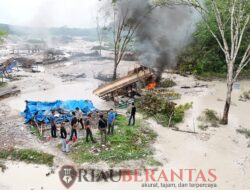 Komitmen Berantas Tambang Ilegal, Polres Kuansing Musnahkan 14 Rakit PETI