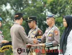 Upacara Penuh Apresiasi! Kapolres Kuansing Ganjar Personel Terbaik