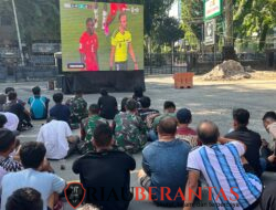 Dandim 0201/Medan Bersama Ratusan Warga dan Pelaku UMKM Bergembira Lewat Nobar Piala Dunia 2026