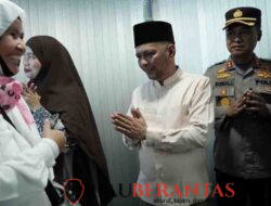Wakil Ketua DPRD Pekanbaru Sambut Jemaah Haji Kloter Pertama di Bandara SSK II