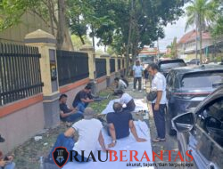Massa ADUK Mulai Datangi Titik Aksi di Mapolda Riau, Tuntut Kejelasan Kasus Pengeroyokan di Gerbang PT. IBP