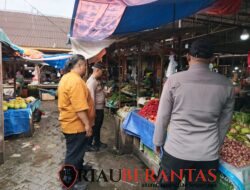Pantau Stabilitas Pangan, Pawas dan Personel Polsek Limapuluh Cek Harga Sembako di Pasar Limapuluh