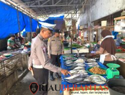 Pastikan Ketersediaan Pangan Tetap Aman, Polsek Limapuluh Pantau Harga Sembako di Pasar Sail