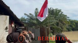 Semarak HUT RI ke-81, Polsek Limapuluh Turun ke Gang-gang Pasang Bendera Lewat Ekspedisi Merah Putih