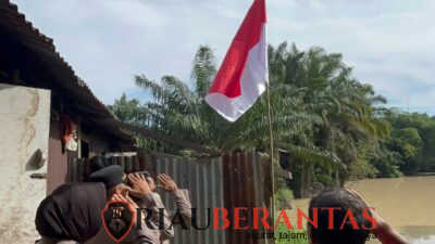 Semarak HUT RI ke-81, Polsek Limapuluh Turun ke Gang-gang Pasang Bendera Lewat Ekspedisi Merah Putih