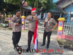 Polsek Payung Sekaki Tebar Semangat Kemerdekaan Lewat Pembagian Bendera Merah Putih