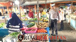 Pantau Stabilitas Pangan, Polsek Limapuluh Cek Harga Sembako di Pasar Tumpah Hang Jebat