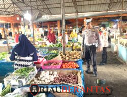Pantau Stabilitas Pangan, Polsek Limapuluh Cek Harga Sembako di Pasar Tumpah Hang Jebat