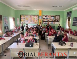 KKN Kelompok 143 UMRI Edukasi Siswa MIN 2 INHU Mengolah Sampah Plastik Menjadi Eco-Brick