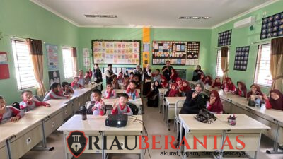 KKN Kelompok 143 UMRI Edukasi Siswa MIN 2 INHU Mengolah Sampah Plastik Menjadi Eco-Brick
