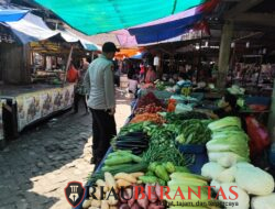 Pantau Harga di Pasar Sail, Polsek Limapuluh Pastikan Stok Pangan Aman