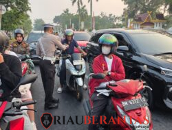 Asap Tebal Selimuti Pekanbaru, Ditlantas Polda Riau Bagikan Ribuan Masker kepada Masyarakat