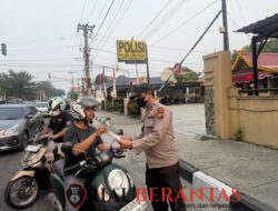 Cegah Dampak Kabut Asap, Polsek Limapuluh Bagikan Masker ke Pengendara