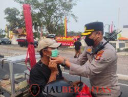 Kapolresta Pekanbaru Bagikan 1.726 Masker kepada Masyarakat di Tengah Kondisi Udara Terdampak Asap