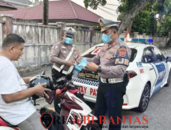 Polantas Karib Bagikan 250 Masker kepada Pengendara di Tengah Kabut Asap Pekanbaru