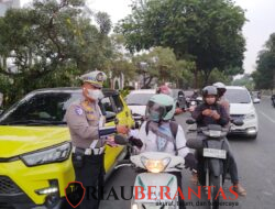 Udara Pekanbaru Masih Berasap, Polantas Karib Turun ke Jalan Bagikan Ribuan Masker