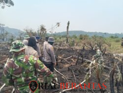 Tim Gabungan Koramil 04/Kubu Padamkan Karhutla di Pasir Limau Kapas