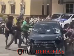Aksi Kejar-kejaran Berujung Amukan, Avanza Diduga Pelaku Pencurian Tower Ringsek di Mapolres Dumai
