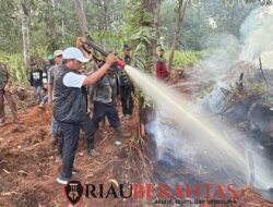 Kawal Langsung Pemadaman Karhutla, Bupati Zukri dan Kapolres Bertahan Hingga Malam di Kerumutan