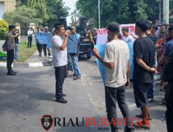 Massa ADUK Kepung Mapolda Riau, Dituding Polsek & Polres Dumai Lindungi Pelaku Pengeroyokan di PT IBP!