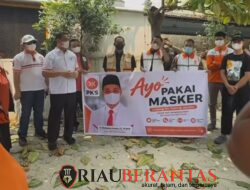 Markarius Anwar Bagikan Masker kepada Warga, Ingatkan Bahaya Paparan Kabut Asap
