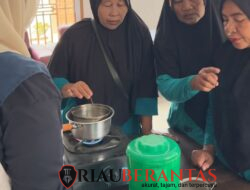 Limbah Pelepah Sawit Disulap Jadi Lilin Aromaterapi, Mahasiswa KKN UMRI Latih Ibu-ibu di Tapung