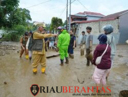 Tinjau Langsung Banjir Bandang Solok, Mahyeldi Fokuskan Penanganan pada Keselamatan Warga dan Percepatan Pemulihan