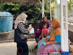 Peduli Kesehatan Warga, KKN 143 UMRI Bagikan Masker Saat Penyaluran Beras di Buluh Rampai