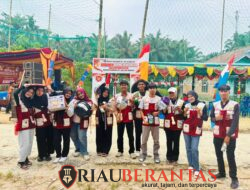 Kompak! Mahasiswa KKN UMRI Kelompok 32 Hidupkan Semangat Kebersamaan Bersama Warga Kampung Empang Pandan