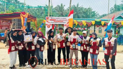 Kompak! Mahasiswa KKN UMRI Kelompok 32 Hidupkan Semangat Kebersamaan Bersama Warga Kampung Empang Pandan