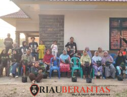 KKN 68 UMRI Bagikan Bibit Cabai dan Terong, Dorong Warga Desa Pembatang Manfaatkan Lahan Pekarangan